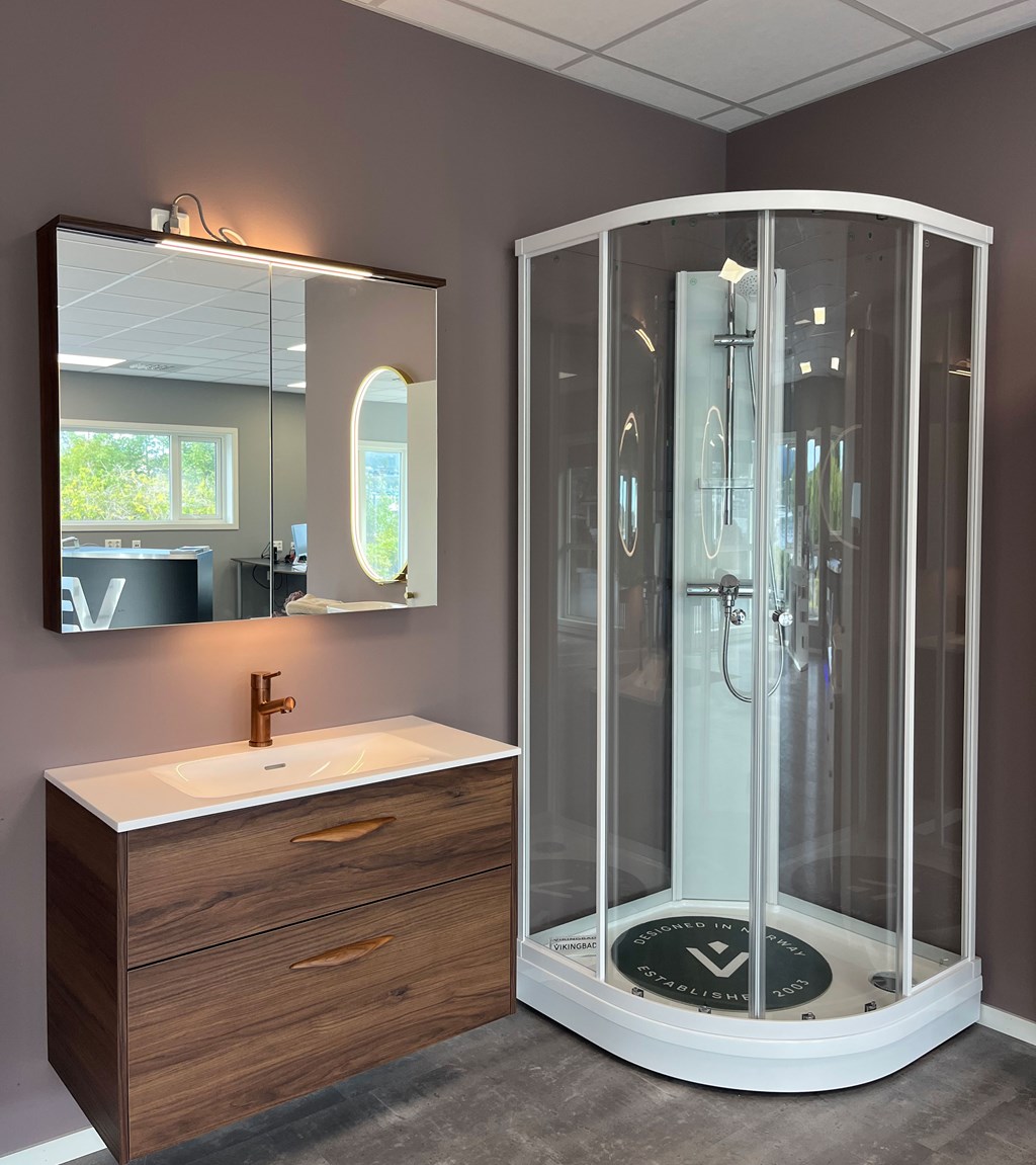 Baderomsmøbel Innovent i valnøtt fra Fossbad og duskabinett Sofia fra Vikingbad?