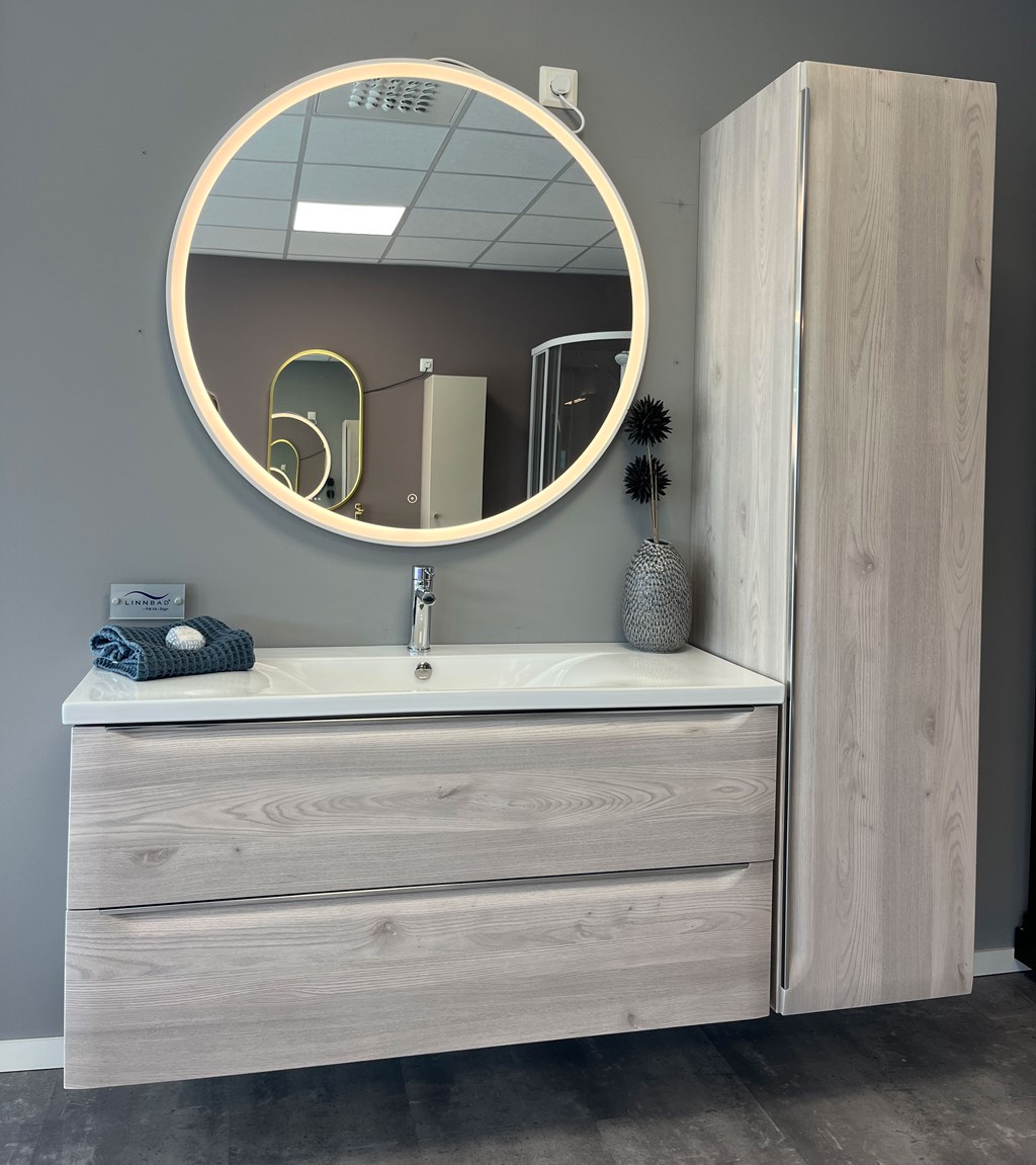 Baderomsmøbel i lys eik med høyskap fra Linn Bad.?